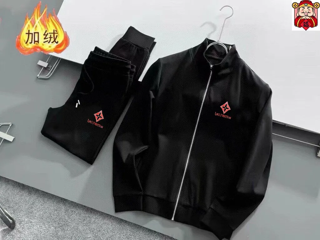 🅿️460 Directly approved brand [LV Louis Vuitton] (velvet and thickened) 2025 autumn and winter new products, celebrities' favorite fashionable casual suits, clean and neat tailoring, full of urban style. Made of high-quality custom fabrics, the inner warmth is excellent, the hand feels soft and dry, and the upper body effect is crisp and stylish. The three-dimensional cutting process and the pattern are all of high standards, and the silhouette version has the right benefits! It is not tight at all, and you feel good when you wear it. So many top-quality raw materials create high-end products with unparalleled value. It is the first choice for high-end fashion people. (Size: M-4XL can wear up to 200 pounds)